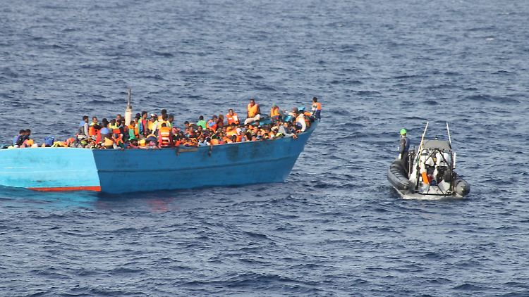 Ein Beiboot der irischen Marine nimmt sich vor der libyschen Küste einem Flüchtlingsboot an.