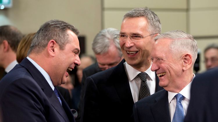 Lockere Atmosphäre, harte Ansage: Mattis (r.) mit Nato-Generalsekretär Stoltenberg und dem griechischen Verteidigungsminister Kammenos.