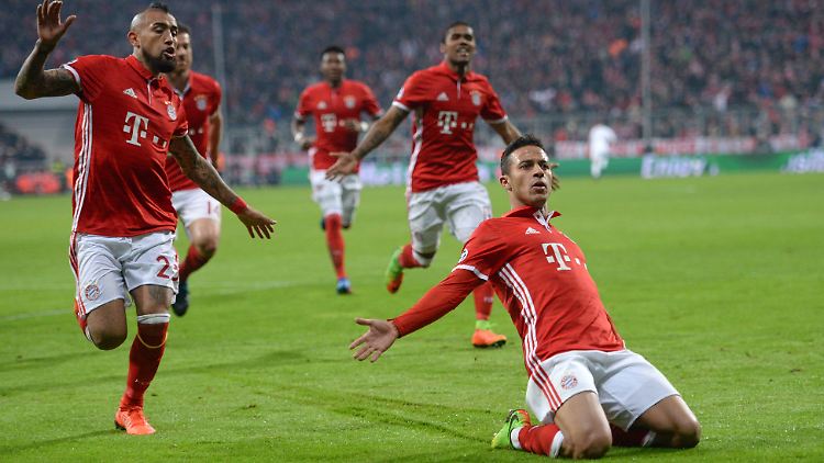 Thiago Alcántara (r.) macht den Unterschied beim Spiel gegen den FC Arsenal.