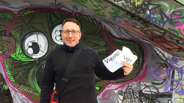 Eugene Quinn bei seiner "Vienna ugly"-Tour vor einer Graffiti-Wand in Wien.