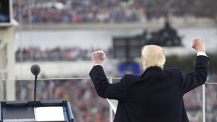 Trump bei seiner Inaugurationsrede am 20. Januar 2017, die Ex-Präsident George W. Bush so kommentierte: "Das war vielleicht ein verrückter Scheiß."