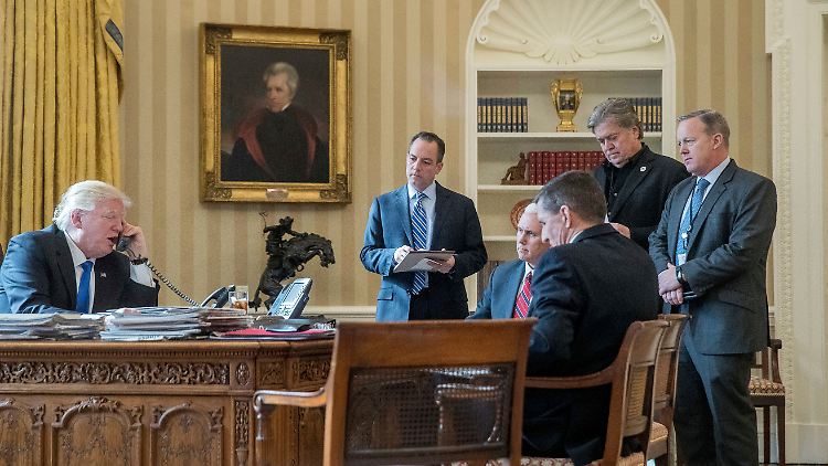 28. Januar im Oval Office: Trump spricht am Telefon mit Putin. Priebus, Pence, Spicer und Flynn (v. l.) hören zu.