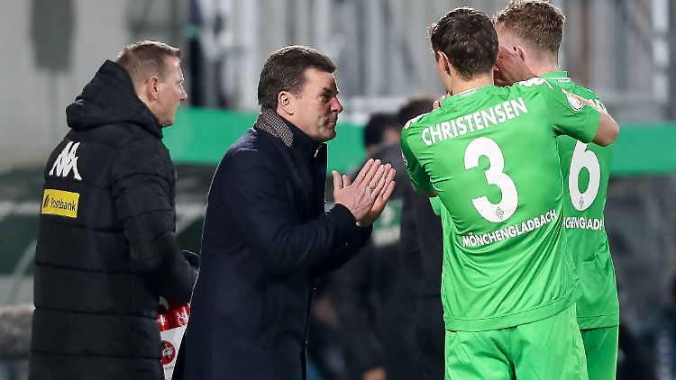 Dieter Hecking (M.) hat bei Gladbach für eine deutliche Leistungssteigerung gesorgt.