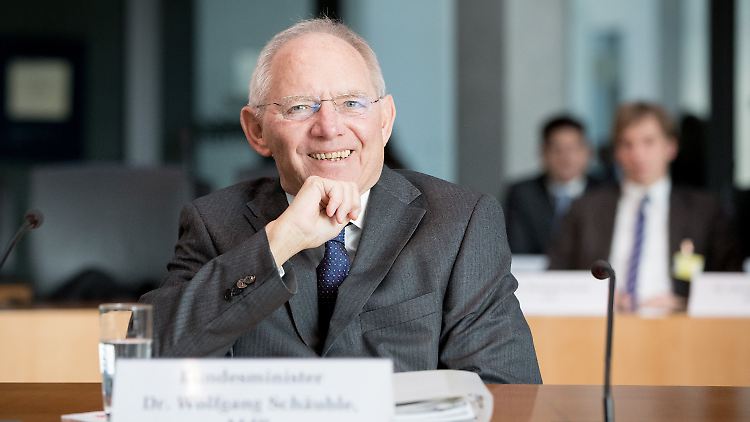 Gut gelaunt trotz harter Vorwürfe: Finanzminister Schäuble kann keine Versäumnisse bei sich oder seinem Ministerium erkennen. 