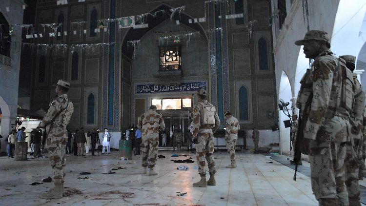 Im Schrein von Lal Shahbaz Qalandar verehren die Gläubigen einen Sufi-Dichter und Philosophen aus dem 13. Jahrhundert. 