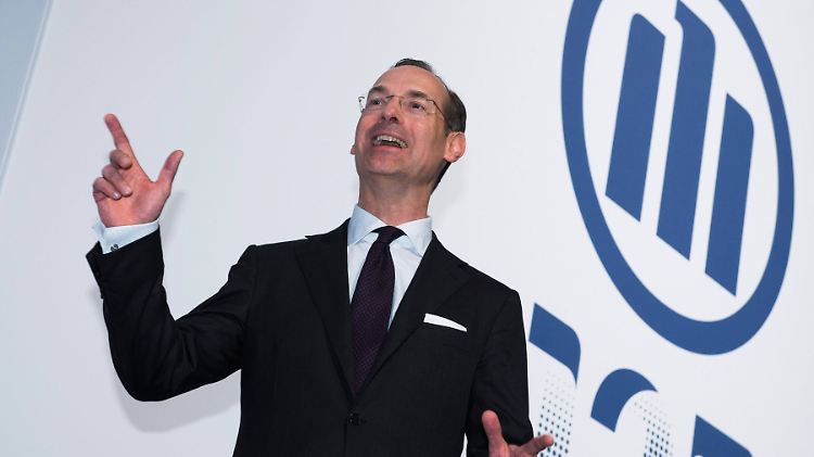 Geldsegen für die Aktionäre im Gepäck: Allianzchef Bäte muss seine Übernahmekasse ausschütten. 