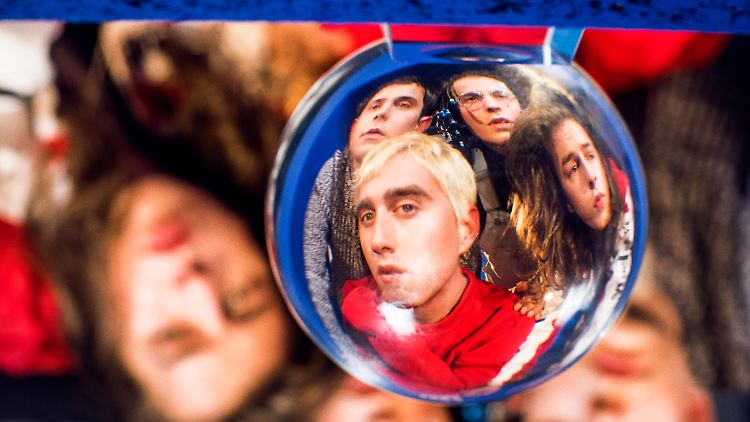Das neue Album von Bilderbuch heißt "Magic Life". Aus Indierock ist Glamour-Pop geworden.