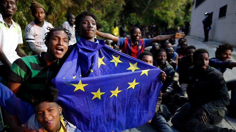 Freude bei vielen Migranten, nachdem sie die spanische Exklave erreicht haben.