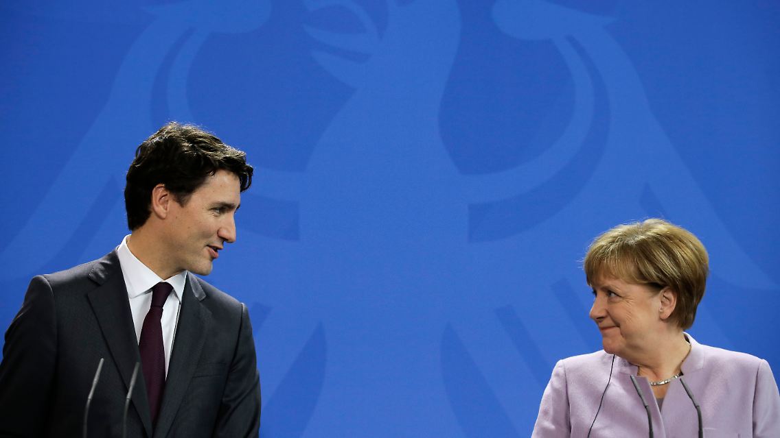 Kanadas Premier Trudeau ist für seinen Charme bekannt. Und Angela Merkel scheint dies nicht leugnen zu können.