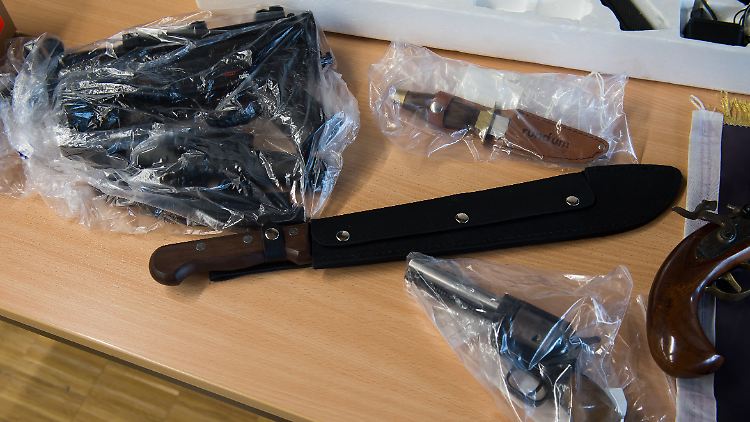 Bei der Razzia stellte die Polizei unter anderem eine Machete und eine Pistole sicher.