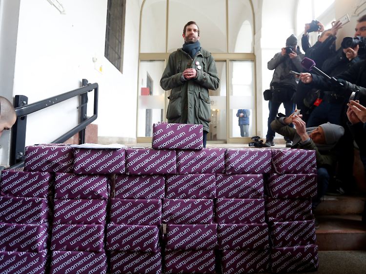 Fast doppelt so viele Unterschriften wie nötig sammelte die Bürgerbewegung Momentum für ein Referendum.