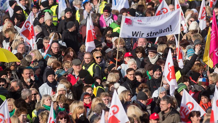 An den Warnstreiks hatten sich zehntausende Beschäftigte beteiligt.