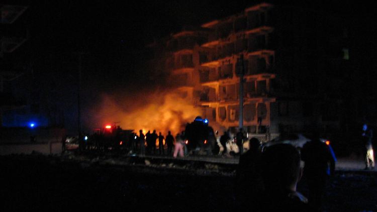 Ein 18- bis 20-jähriger Mann soll das mit Sprengstoff beladene Auto vor dem Justizgebäude abgestellt haben. 