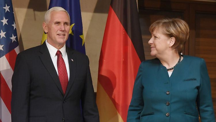 Da gibt es ein Strahlen für den US-Vizepräsidenten: Merkel und Pence in München.