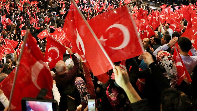 Die mehreren tausend Zuhörer in der Mehrzweckhalle schwenkten türkische Fahnen.