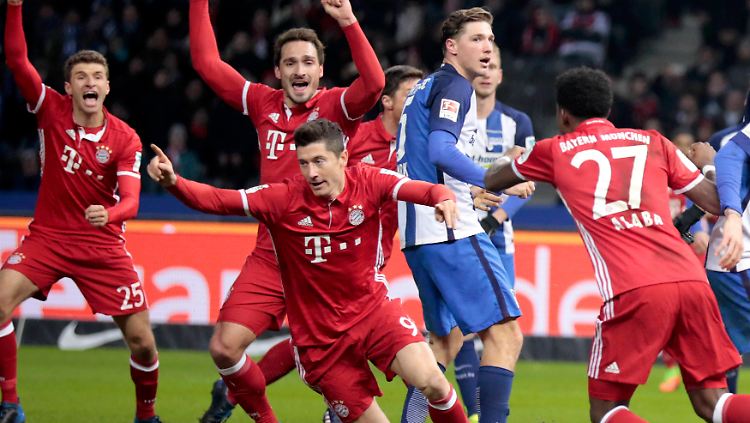 Robert Lewandowski trifft sprichwörtlich in allerletzter Sekunde.