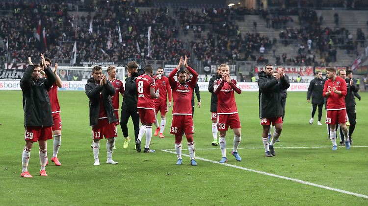 Der FC Ingolstadt feiert nach überraschendem Sieg in Frankfurt mit den Fans.