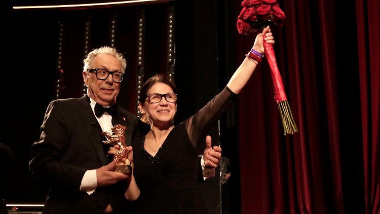 Festival-Direktor Dieter Kosslick mit Preisträgerin Ildikó Enyedi.