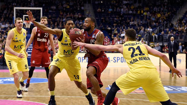 Bayerns Reggie Redding (2.v.r.) versucht Richtung Korb durchzukommen.