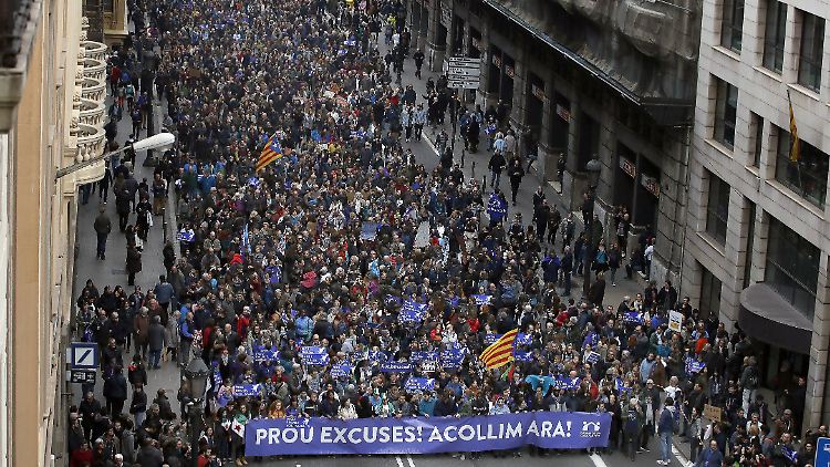 Spanien hat bislang nur 1000 Flüchtlinge aufgenommen - dagegen protestierten die Teilnehmer der Demonstration.