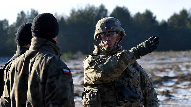 Ein US-Soldat im Gespräch mit polnischen Armeeangehörigen bei einer Nato-Übung in Polen.