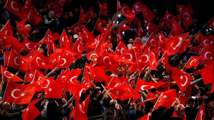 Ein Fahnenmeer in Oberhausen beim Auftritt des türkischen Ministerpräsidenten Yildirim.