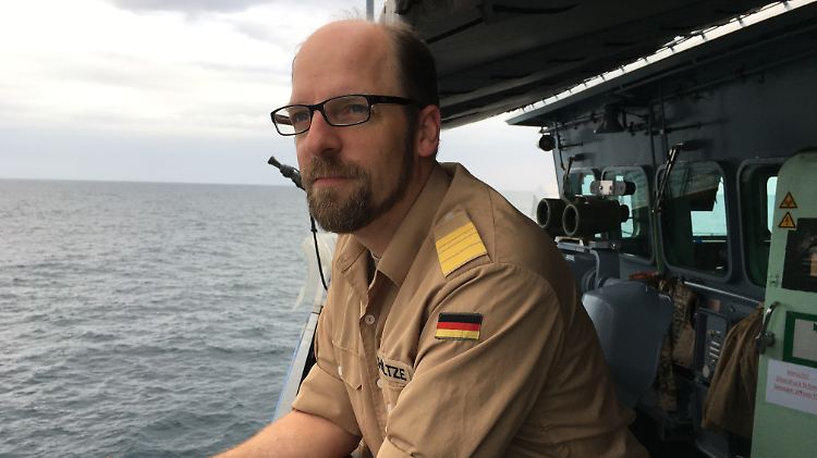 Kapitän Schultze auf seinem "großen grauen Schiff".