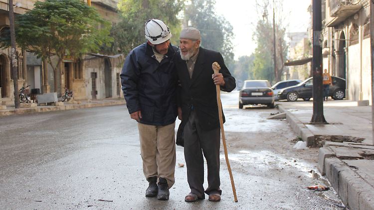 Viele sind schon nicht mehr am Leben: Ein Weißhelm-Helfer in Aleppo im Jahr 2015.