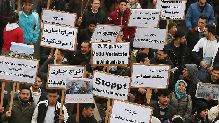 Gegen Abschiebungen nach Afghanistan sind in den letzten Wochen immer wieder Menschen auf die Straße gegangen. Altmaier sieht darin kein Problem.