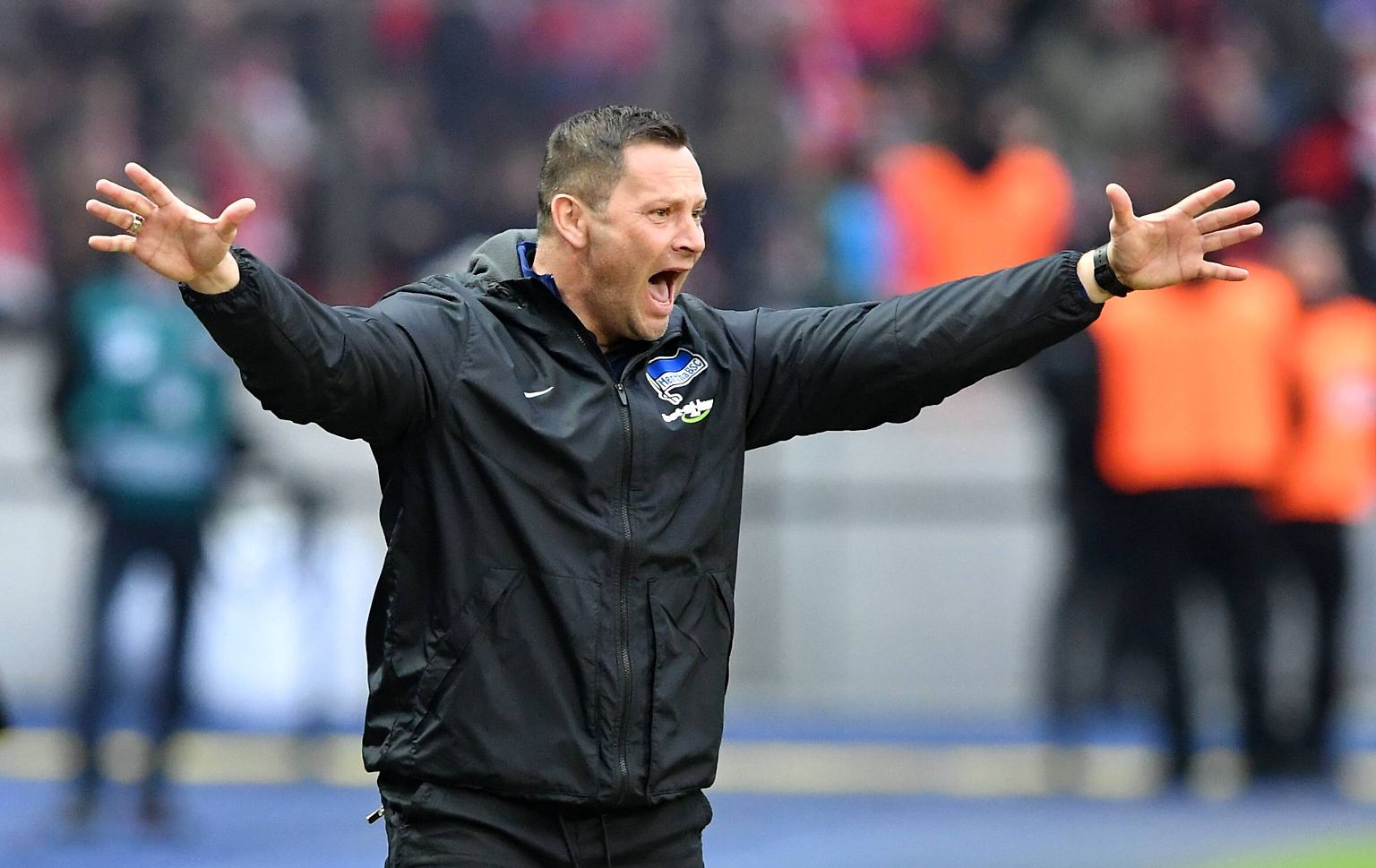 Herthas Trainer Pal Dardai wähnt sich wegen der langen Nachspielzeit irgendwie im DFB-Pokal, ...