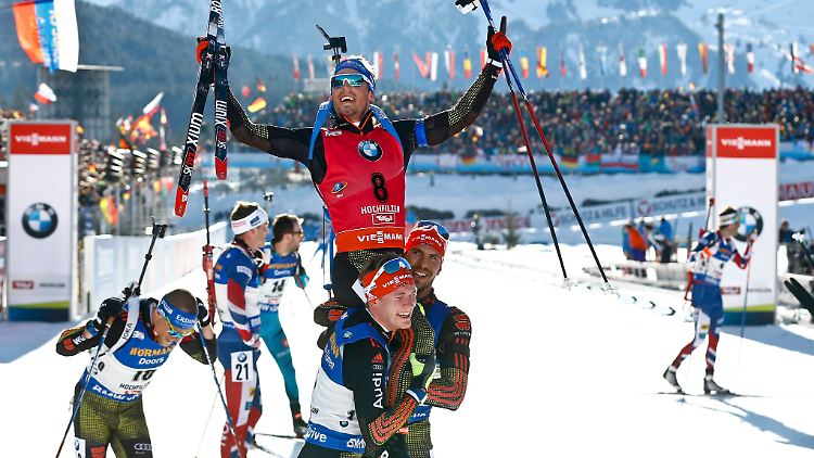 Simon Schempp wird von seinen Kollegen gefeiert. Seine erste Einzelmedaille bei einer WM glänzt gleich golden.