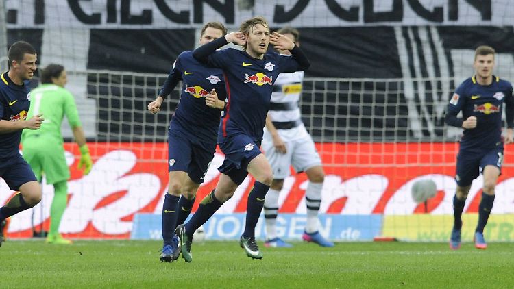 Leipzigs Emil Forsberg feiert nach seinem Treffer zum 0:1.