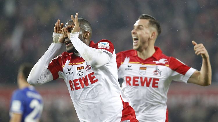 Kölns Torjäger Anthony Modeste (links) jubelt nach seinem Treffer zum 1:1 mit alt bekannter Brillen Pose.