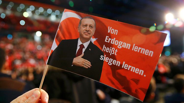Eines der Fähnchen bei einer Veranstaltung in Oberhausen, wo Ministerpräsident Yildirim sprach.