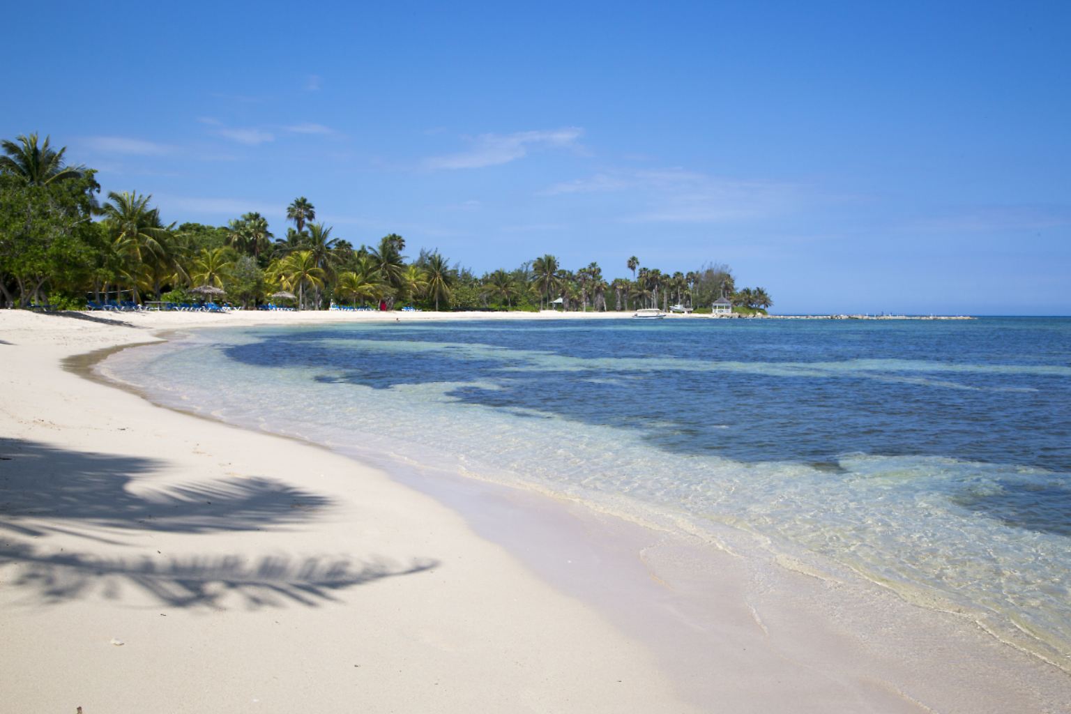 Kilometerlange unberührte Sandstrände an der "touristischen" Nordküste nahe der Stadt Montego Bay sind die Visitenkarte der luxuriösen Resorthotels der Insel. Denn der wahre Luxus ist Platz und ungestörte Einsamkeit.