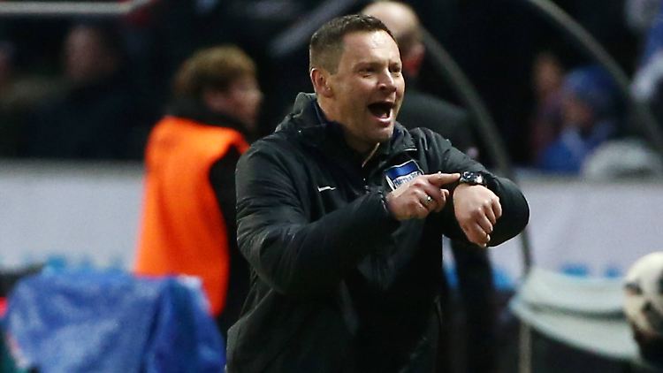 Trainer und Schiedsrichter sind beim Thema Nachspielzeit häufiger unterschiedlicher Meinung: Berlins Pal Dardai am Samstag.