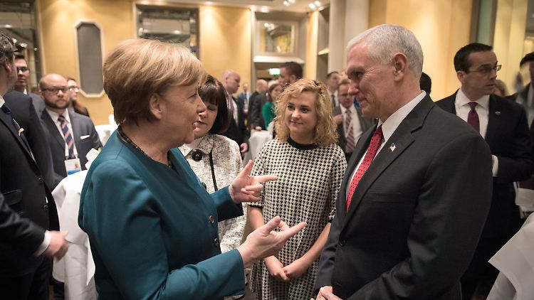 Angela Merkel im Gespräch mit Mike Pence. Sein Pathos konnte die Konferenzteilnehmer nicht beruhigen.