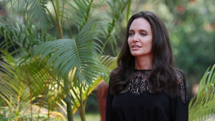 Jolie reist gemeinsam mit ihren Kindern nach Kambodscha, um dort ihren Film zu promoten.