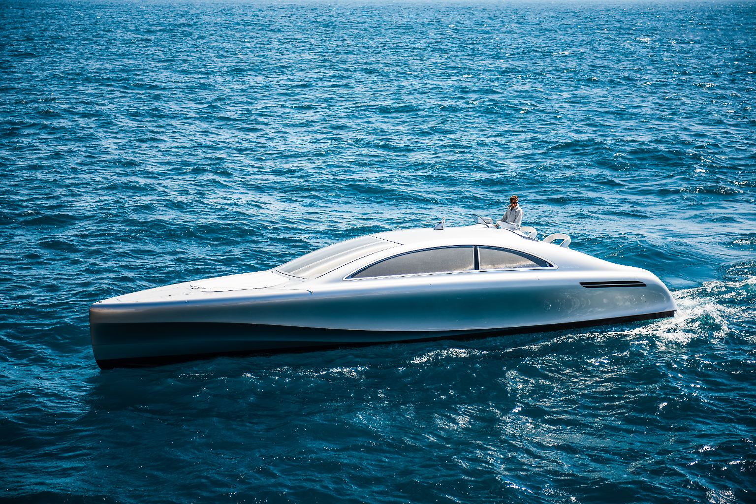 AMG, Bugatti, Aston Martin – der Club der bootsbauenden Autohersteller wird immer größer. Dabei werden meist spektakulär luxuriöse PS-Monster zu Wasser gelassen. So zum Besispiel die Motorjacht von Mercedes namens Arrow460-Granturimso. Im Herbst 2016 ist sie zur ersten Jungfernfahrt in See gestochen. 