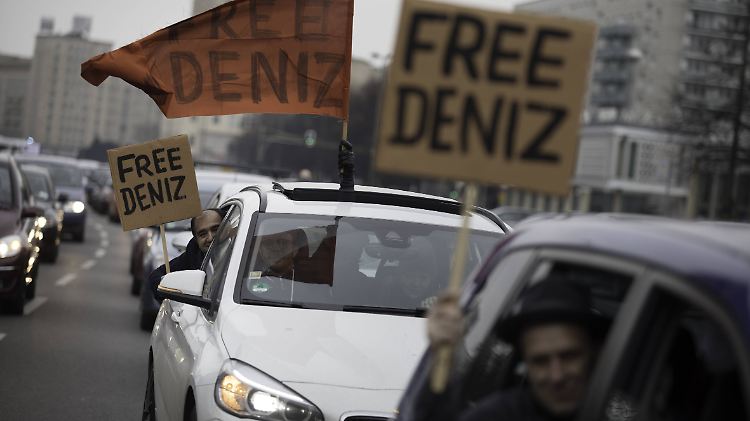 Am Sonntag organisierten Kollegen einen Autokorso für Deniz Yücel in Berlin.
