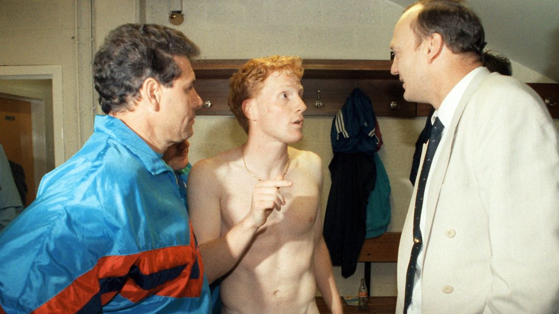 DDR-Nationalmannschaftskapitän Matthias Sammer (M) unterhält sich nach einem Länderspiel m Brüsseler Constant-Vandenstock-Stadions mit dem DDR-Fußballverbandspräsidenten Dr. Hans-Georg Moldenhauer (r) und Trainer Eberhard Vogel.