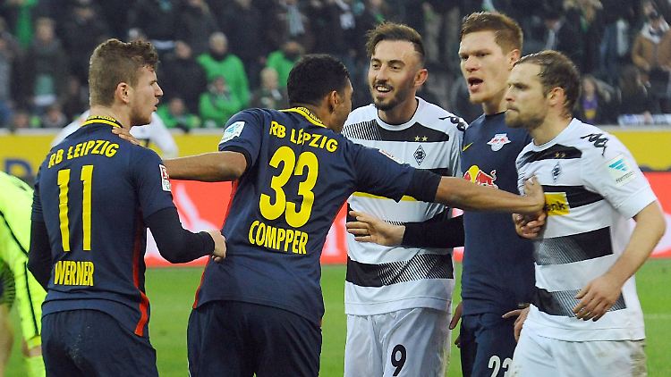 Die Gladbacher attackieren Timo Werner nach dessen vermeintlicher Schwalbe.