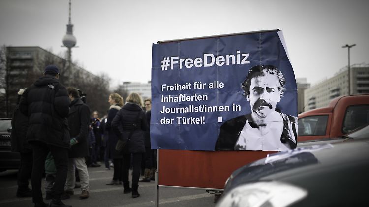 In Berlin demonstrieren Tausende für die Freilassung Yücels.