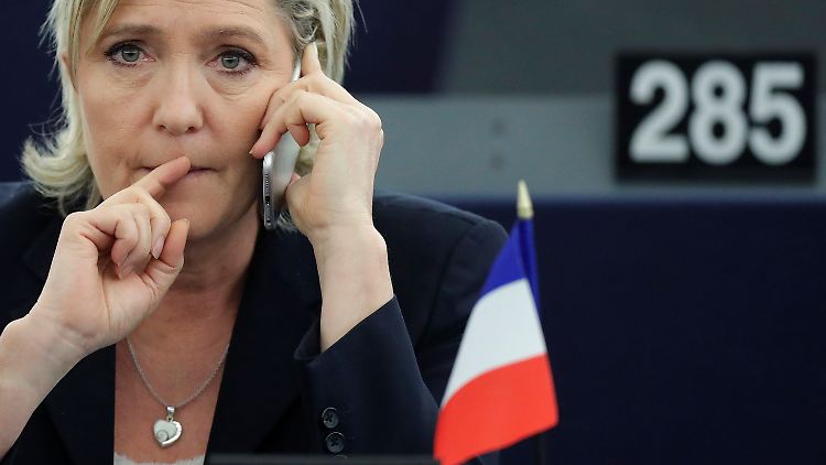 Marine Le Pen soll persönliche Mitarbeiter mit EU-Parteigeldern bezahlt haben.