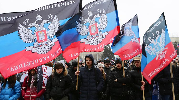 Anhänger der prorussischen Separatisten demonstrieren in Donezk.