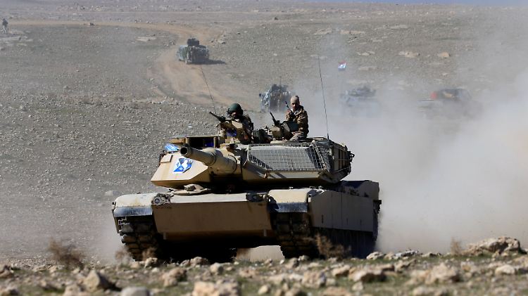 Ein Panzer der irakischen Armee nähert sich Mossul von Süden aus.