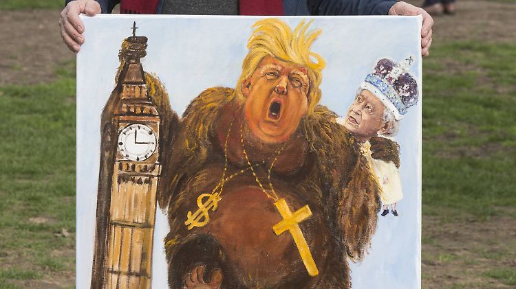 Ein Demonstrant war besonders kreativ - und stellte Trump als King Kong dar. Auf seiner Schulter: die Queen.