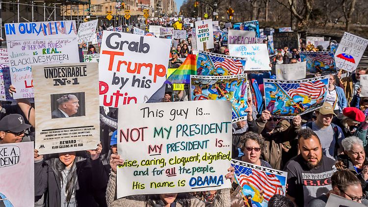 Allein in New York protestieren Tausende gegen die Politik Trumps.