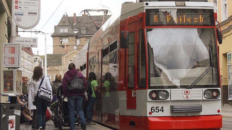 Die Zahl der Fahrgäste im Nahverkehr ist auf ein Rekordhoch gestiegen.