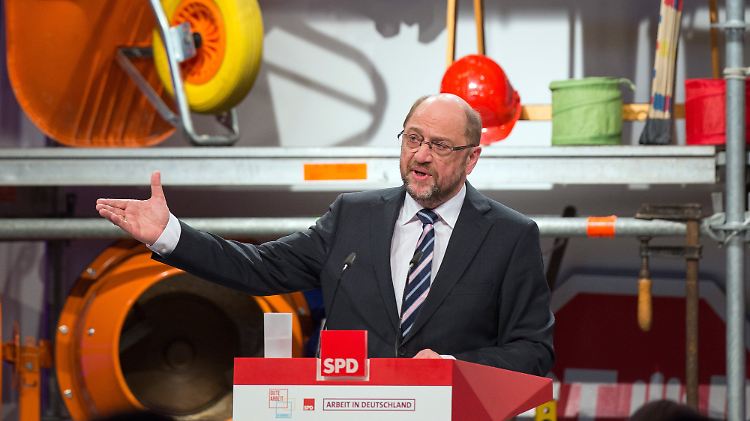 Mit Werkzeug und Helm in Bielefeld: Martin Schulz will die SPD "gerechter" machen.